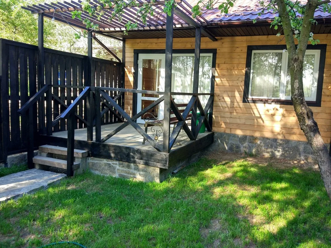 Studio cottage with kitchen and terrace. Park and river view.