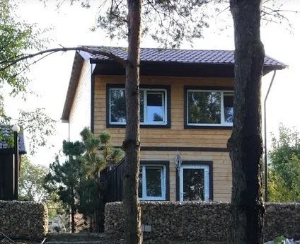 House with two bedrooms, living room and kitchen. Terrace with park and river view.